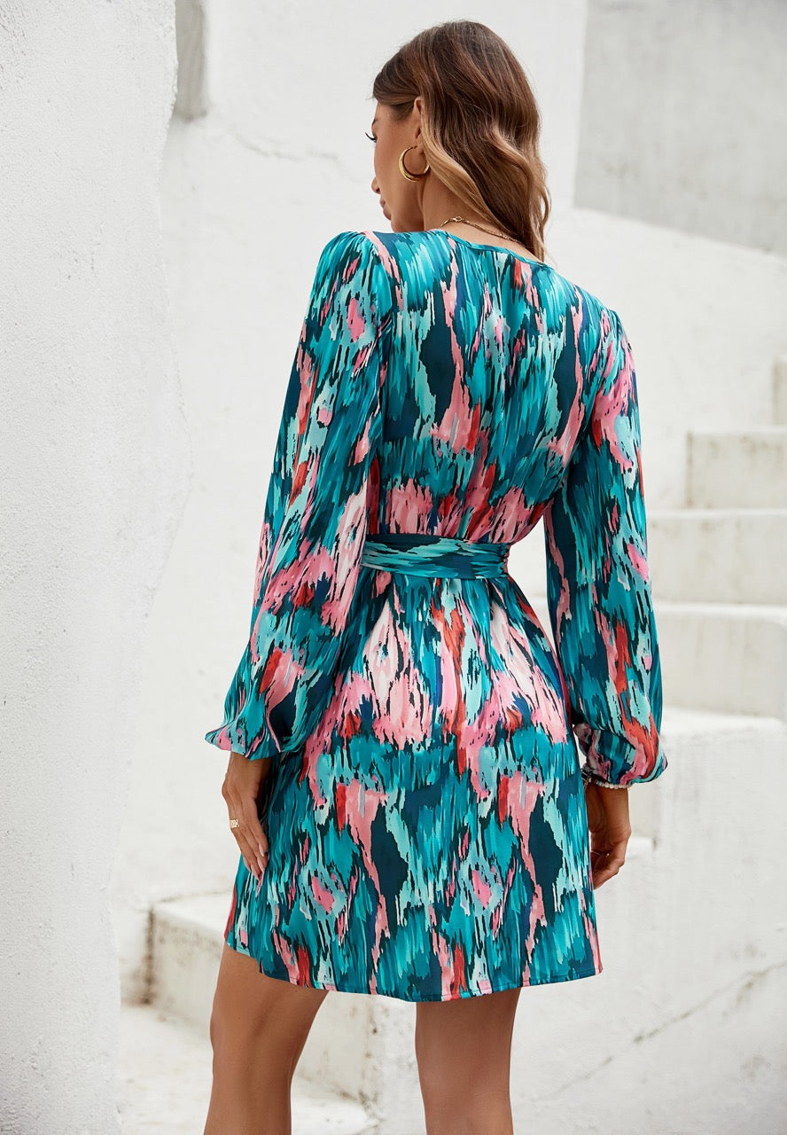 Blauwgroene en roze jurk met tie-dye print in groen.