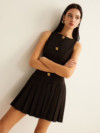 Mouwloze jurk met plissé en metalen knopen