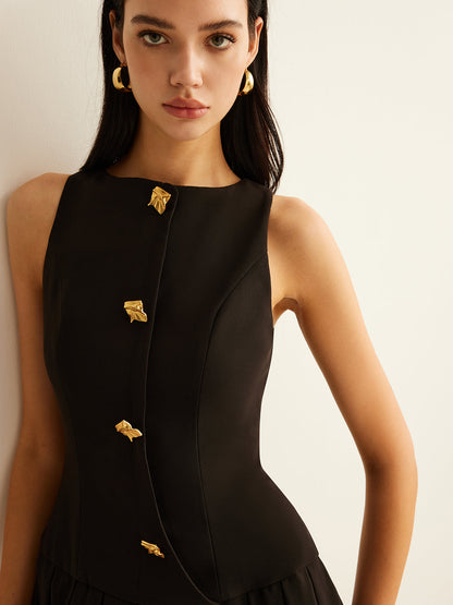 Mouwloze jurk met plissé en metalen knopen