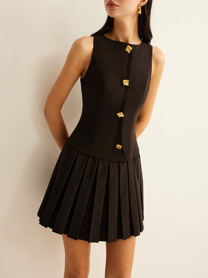 Mouwloze jurk met plissé en metalen knopen