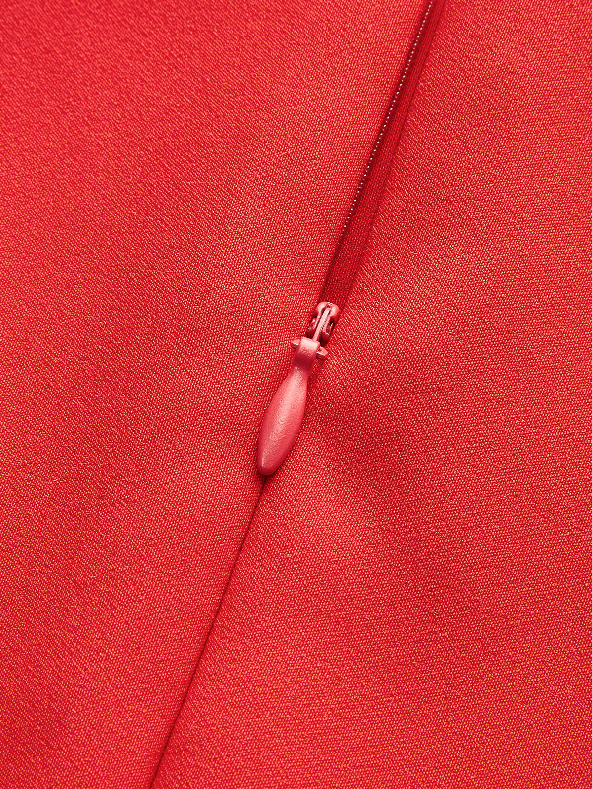 Mouwloze jurk met plissé en metalen knopen