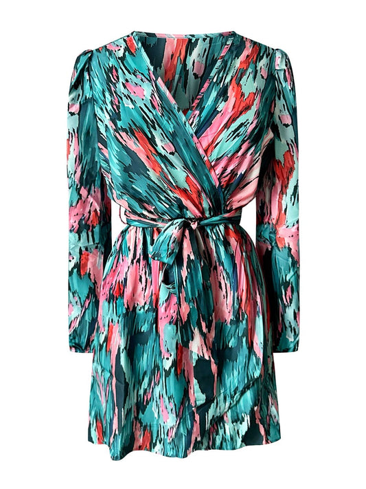 Blauwgroene en roze jurk met tie-dye print in groen.