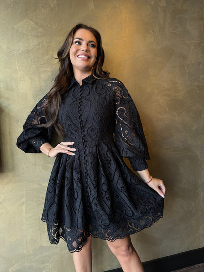 Geborduurde katoenen kanten jurk.